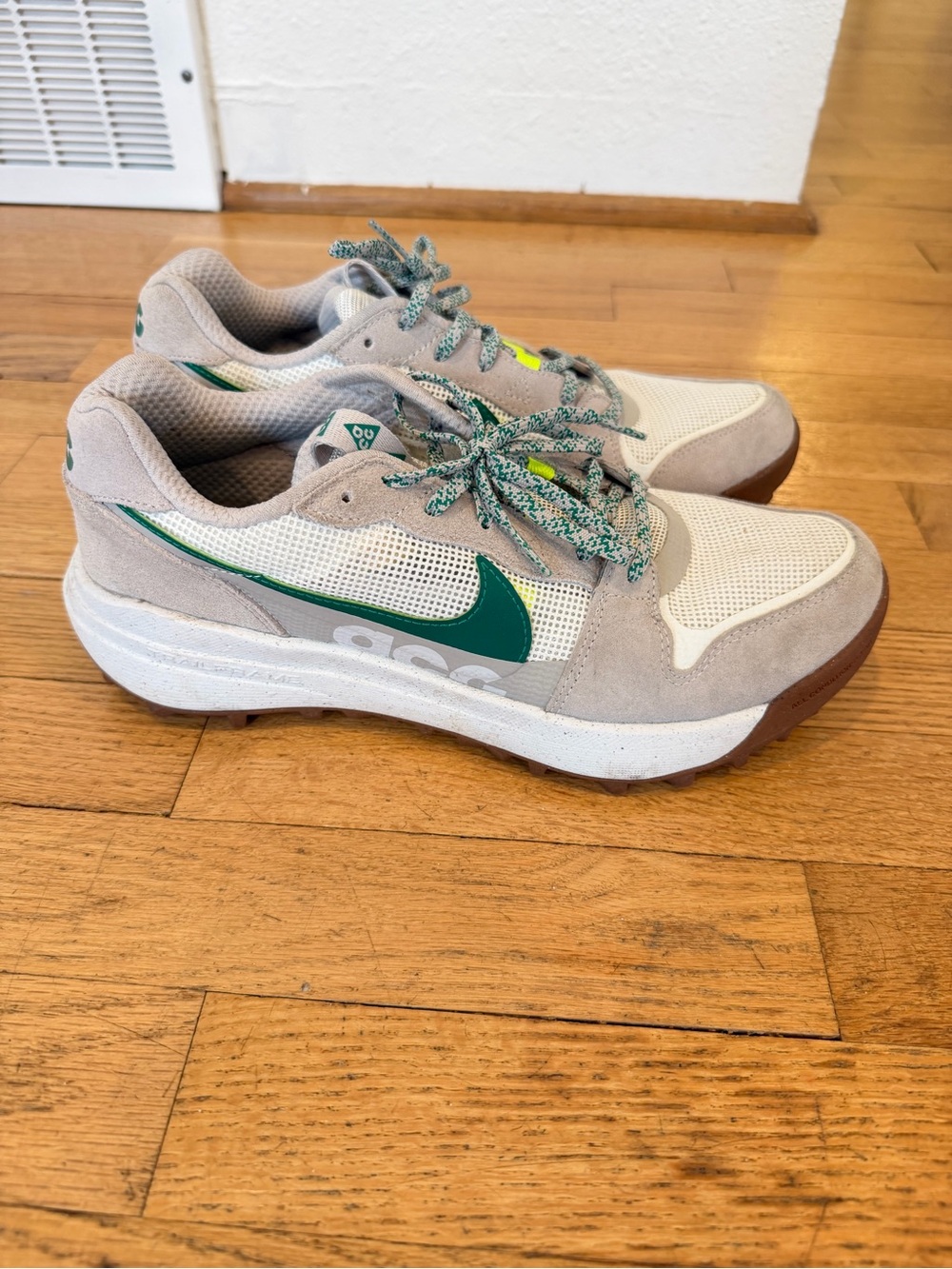 Men’s Nike ACG lowcate shoes size 8.5